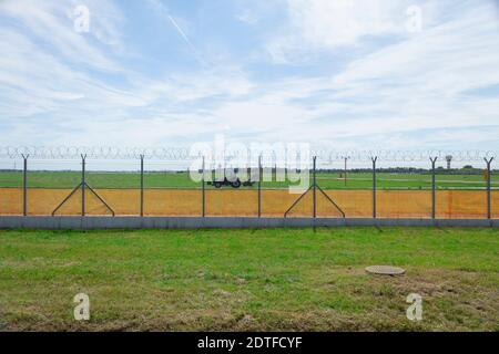 Der Traktor fährt am Flugplatz entlang. Flughafentechnik Stockfoto