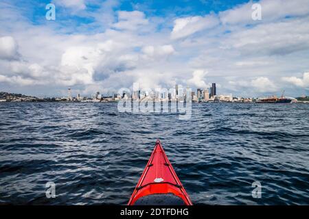 Eine erste-Person-Ansicht der Innenstadt von Seattle, Washington, während Sie ein Seekajak weit draußen in Elliott Bay, USA paddeln. Stockfoto