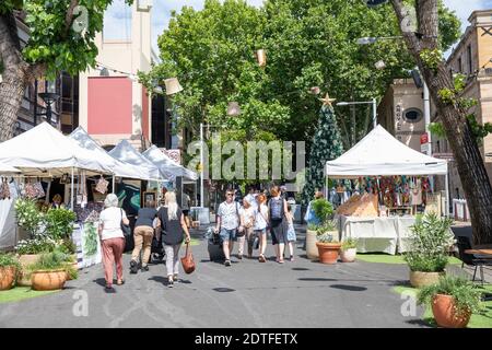 Weihnachtsmärkte im The Rocks Sydney mit Lampenschirmen The Street, Sydney, Australien Stockfoto