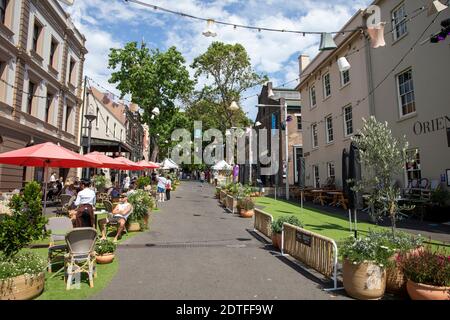 Weihnachtsmärkte in The Rocks Sydney mit Lampenschirmen, die von der Straße hängen, Sydney, Australien auf der Argyle Street Stockfoto