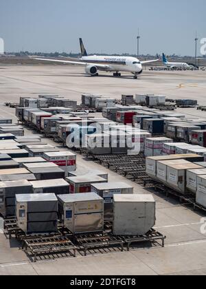 Gepäckcontainer am Terminal 3, Soekarno–Hatta International Airport in Jakarta, Indonesien. Singapore Airlines Airbus A350 und Garuda Indonesia Boei Stockfoto