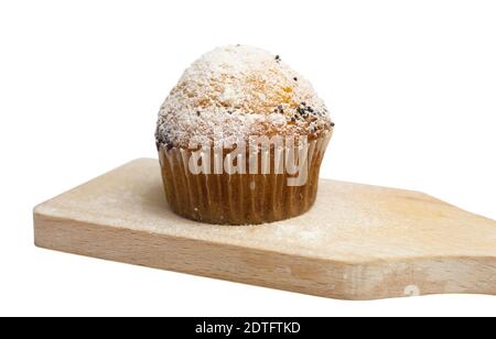 Cupcake auf einem isolierten Hintergrund als Hintergrund für den Text. Ein Muffin in einer Papierform und bestreut mit Puderzucker Stockfoto