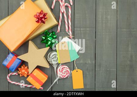 Handverpackung Geschenke in Geschenkpapier auf dem Tisch als Hintergrund oder leer. Geschenkverpackung für weihnachten oder Neujahr, Draufsicht Stockfoto