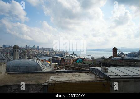 Europäischer Teil der Stadt Istanbul mit Galata-Turm und moderner städtischer Skyline über dem Bosporus. Panoramablick vom Süleymaniye Moschee Platz mit Dach Stockfoto