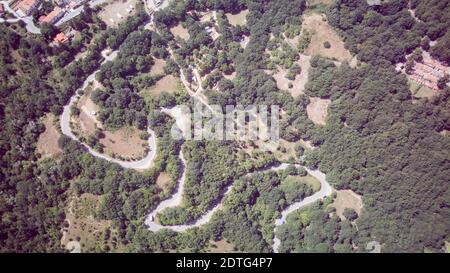 Blick von der Drohne auf der Straße in der Gemeinde Villalago in der Provinz Aquila. Abruzzen - Italien. Stockfoto