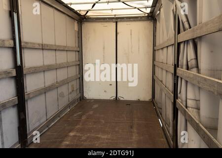 Verladung von Gütern auf einen LKW-Anhänger. Entladen eines Anhängers von Paletten mit Waren Stockfoto