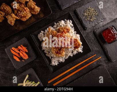 Blick von oben auf gebratene Tempura zerschlagene Garnelen oder Garnelen Stockfoto