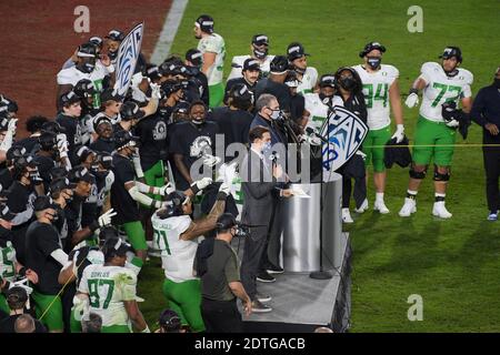 Oregon Ducks Spieler feiern den Gewinn der Pac-12 Meisterschaft nach einem NCAA Fußballspiel gegen die Südkalifornischen Trojaner, Freitag, 1. Dezember Stockfoto