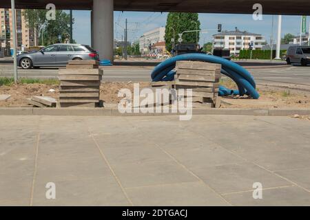 Reparatur und Verlegung von unterirdischen Versorgungseinrichtungen. Wellrohr für die Kommunikation Stockfoto