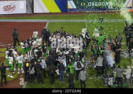 Oregon Ducks Spieler feiern den Gewinn der Pac-12 Meisterschaft nach einem NCAA Fußballspiel gegen die Südkalifornischen Trojaner, Freitag, 1. Dezember Stockfoto