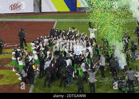 Oregon Ducks Spieler feiern den Gewinn der Pac-12 Meisterschaft nach einem NCAA Fußballspiel gegen die Südkalifornischen Trojaner, Freitag, 1. Dezember Stockfoto