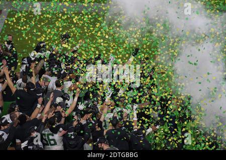 Oregon Ducks Spieler feiern den Gewinn der Pac-12 Meisterschaft nach einem NCAA Fußballspiel gegen die Südkalifornischen Trojaner, Freitag, 1. Dezember Stockfoto