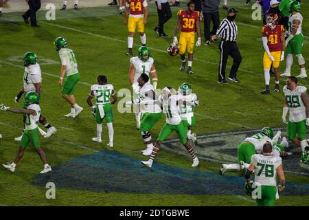 Oregon Ducks Spieler feiern den Gewinn der Pac-12 Meisterschaft nach einem NCAA Fußballspiel gegen die Südkalifornischen Trojaner, Freitag, 1. Dezember Stockfoto