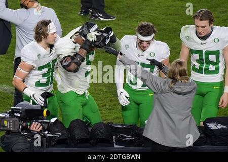 Oregon Ducks Spieler feiern den Gewinn der Pac-12 Meisterschaft nach einem NCAA Fußballspiel gegen die Südkalifornischen Trojaner, Freitag, 1. Dezember Stockfoto