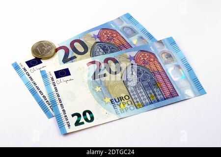 Frankfurt, Deutschland, 2020. Dezember 20 Euro-Währungsbanknote mit Christine Lagarde neuer Signatur und einer Euro-Münze, Europäische Union Stockfoto