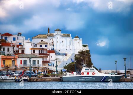 Skopelos Insel, Griechenland, die traditionelle weiße Kirche der Stadt Skopelos Stockfoto