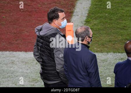 PAC-12-Kommissar Larry Scott spricht mit den Trojanern von Südkalifornien Athletic Regisseur Mike Bohn während eines NCAA-Fußballspiels zwischen den Oregon Duc Stockfoto