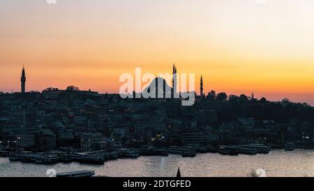 Istanbul, Türkei - Dezember 2019: Sonnenuntergang in Istanbul Türkei mit der Süleymaniye Moschee, osmanischer Kaisermoschee. Blick von der Galata-Brücke Stockfoto