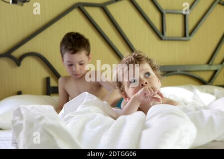 Portrait der Brüder auf dem Bett am Morgen Stockfoto