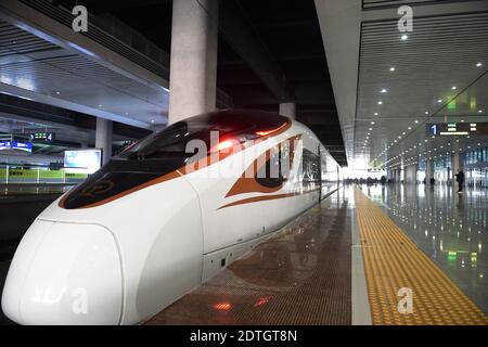 Hefei. Dezember 2020. Zug Nr. G8311 aus der Stadt Hefei wird am 22. Dezember 2020 in die Stadt Anqing in der ostchinesischen Provinz Anhui fahren. Der Abschnitt Hefei-Anqing der Hochgeschwindigkeitsstrecke Peking-Hongkong wurde am Dienstag in Betrieb genommen. Die Städte Hefei und Anqing, beide in der Provinz Anhui, sind wichtige Knotenpunkte, an denen sich mehrere andere große Eisenbahnstrecken kreuzen. Der 176 Kilometer lange Streckenabschnitt ermöglicht es Zügen, auf ihnen mit einer Geschwindigkeit von 350 Stundenkilometern zu fahren. Quelle: Huang Bohan/Xinhua/Alamy Live News Stockfoto