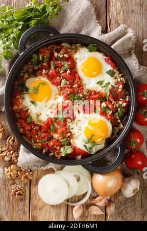 Ajarian Chirbuli ist ein Gericht aus Georgia Ajara Region mit Eiern, Tomaten, Zwiebeln und Walnüssen gemacht, ist es ein beliebtes Frühstück in der Nähe in der Pfanne. V Stockfoto