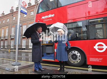 PA RÜCKBLICK AUF DAS JAHR 2020 - LIEBLINGSBILDER von PA FOTOGRAFEN Datei Foto vom 04/03/20 des Prinzen von Wales und der Herzogin von Cornwall vor dem Einstieg in einen neuen elektrischen Doppeldeckerbus Clarence House in London verlassen, um das London Transport Museum zu gehen, um an Feiern teilzunehmen 20 Jahre Transport für London. Stockfoto