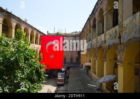 Istanbul, Türkei - September 2018: Große hängende türkische Flagge im Innenhof des alten historischen Gebäudes am Großen Basar in Istanbul. Stockfoto