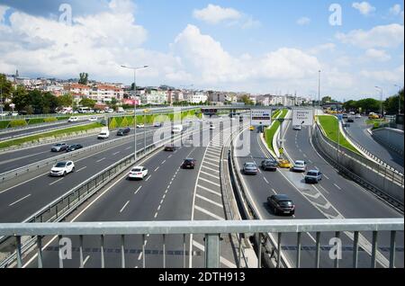 Istanbul, Türkei - September, 2018: Luftaufnahme von Fußgängerbrücke zu Autos fahren auf mehrspurigen Autobahn genannt Kennedy Avenue Straße in Istanbul Stockfoto