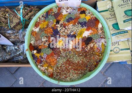 Karahayit, Türkei - September, 2018: Mischung verschiedener Kräuter und Gewürze in einer Schüssel auf dem Straßenmarkt Stockfoto