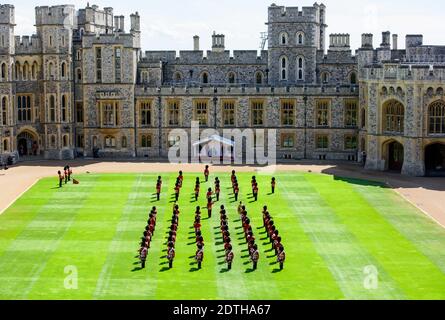 PA-ÜBERPRÜFUNG DES JAHRES 2020. Datei Foto vom 13/6/2020 von Queen Elizabeth II beobachten eine Zeremonie im Viereck von Windsor Castle in Berkshire zu ihrem offiziellen Geburtstag. Die Veranstaltung fand während der Pandemie der Queen's Birthday Parade statt, die in London stattfindet. Stockfoto