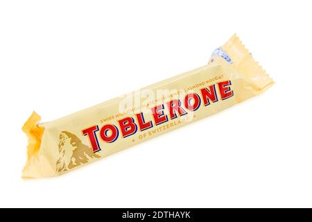 PULA, KROATIEN - 10. DEZEMBER 2020: Toblerone - Schweizer Milchschokolade mit Honig und Mandelnougat, im Besitz des US-Süßwarenunternehmens Mondelēz Internati Stockfoto