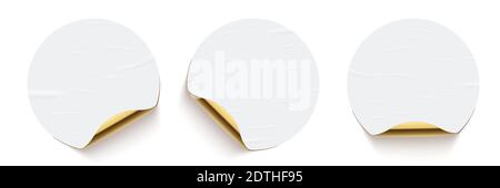 Weiß geklebte runde Sticker mit goldenem Curling-Set an der Rückseite. 3d kreisförmige leere Papieretiketten Vektordarstellung. Faltige, zerknitterte, schlechte Abzeichen Stock Vektor