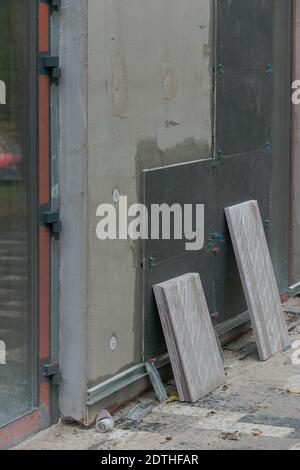 Technische Isolierung von alten Gebäuden. Belüftete Fassade des Gebäudes. Wärmesparend. Warmes Haus. Stockfoto