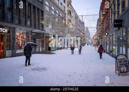 Oslo, Norwegen - Stadt Straße mit Schnee bedeckt mit Weihnachtsdekorationen Stockfoto