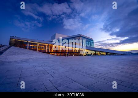 Oslo, Norwegen - Opernhaus beleuchtet in der Nacht Stockfoto