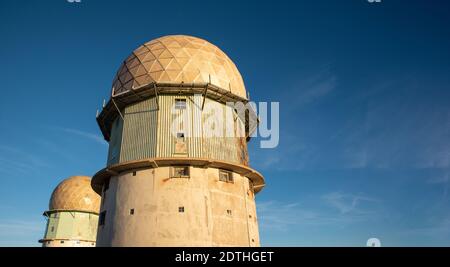 Turm in der Serra da Estrela, Gemeinde Seia, Bezirk Guarda in Portugal. Höchster Punkt in Portugal Stockfoto