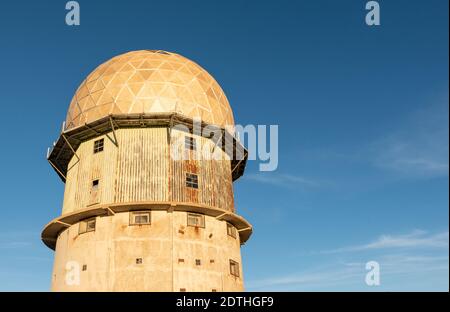 Turm in der Serra da Estrela, Gemeinde Seia, Bezirk Guarda in Portugal. Höchster Punkt in Portugal Stockfoto