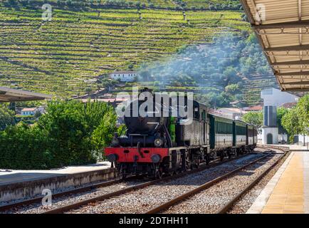 Schöne Landschaft mit einem dampfenden Zug auf dem Weg nach Pinhao in Portugal Stockfoto