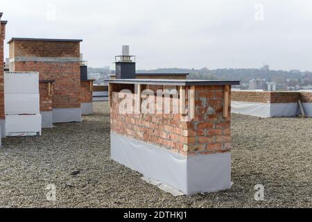 Unfertiges Dach eines mehrstöckigen Gebäudes. Bauarbeiten. Stockfoto