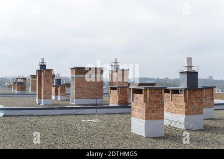 Unfertiges Dach eines mehrstöckigen Gebäudes. Bauarbeiten. Stockfoto