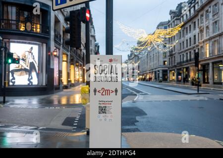 London - 21. Dezember 2020: Covid19 Beschilderung auf leeren Londoner Straßen ein paar Tage vor Weihnachten Stockfoto