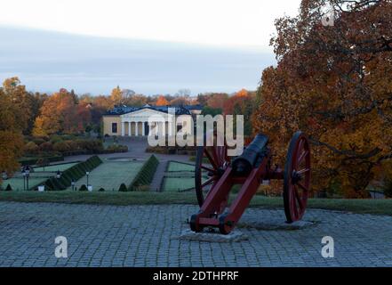 UPPSALA, SCHWEDEN AM 14. OKTOBER 2013. Blick von einem Hügel und eine Kanone. Alte Waffe diesseits des Botanischen Gartens. Redaktionelle Nutzung. Stockfoto