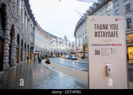 London - 21. Dezember 2020: Covid19 Beschilderung auf leeren Londoner Straßen ein paar Tage vor Weihnachten Stockfoto