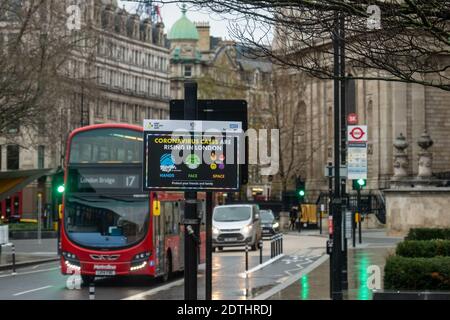 London - 21. Dezember 2020: Covid19 Beschilderung auf leeren Londoner Straßen ein paar Tage vor Weihnachten Stockfoto