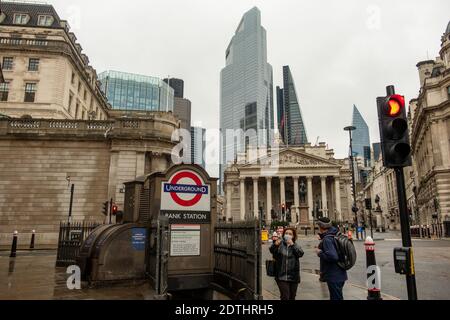 London - 21. Dezember 2020: Wenige Menschen mit Masken vor der Bank Station / Bank of England in der City of London Stockfoto