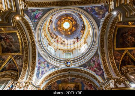 Schönes Interieur mit Gemälden und Dekorationen im Inneren der Kirche in Valletta (oder Il-Belt), der Hauptstadt des mediterranen Inselstaates Malta Stockfoto