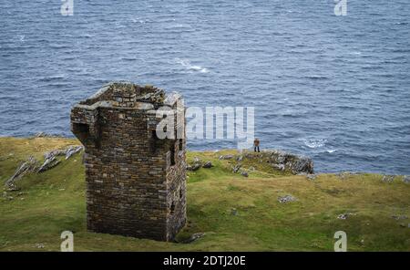 Frau in der Nähe des Signalturms mit Blick von Sliabh LIAG, manchmal Slieve League oder Slieve LIAG, an der Atlantikküste der Grafschaft Donegal, Irland Stockfoto