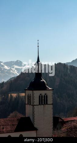 Eine vertikale Aufnahme der Eglise St. Theodule Kirche Kuppel in Gruyeres, Schweiz Stockfoto