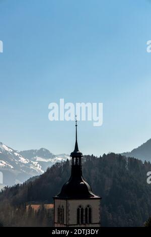 Eine vertikale Aufnahme der Eglise St. Theodule Kirche Kuppel in Gruyeres, Schweiz Stockfoto