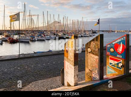 Die Marina mit den berühmten Zeichnungen und Gemälden von Seeleuten, ein Wahrzeichen von Horta. Horta, der Hauptort auf Faial. Faial Island, eine Insel im AZO Stockfoto